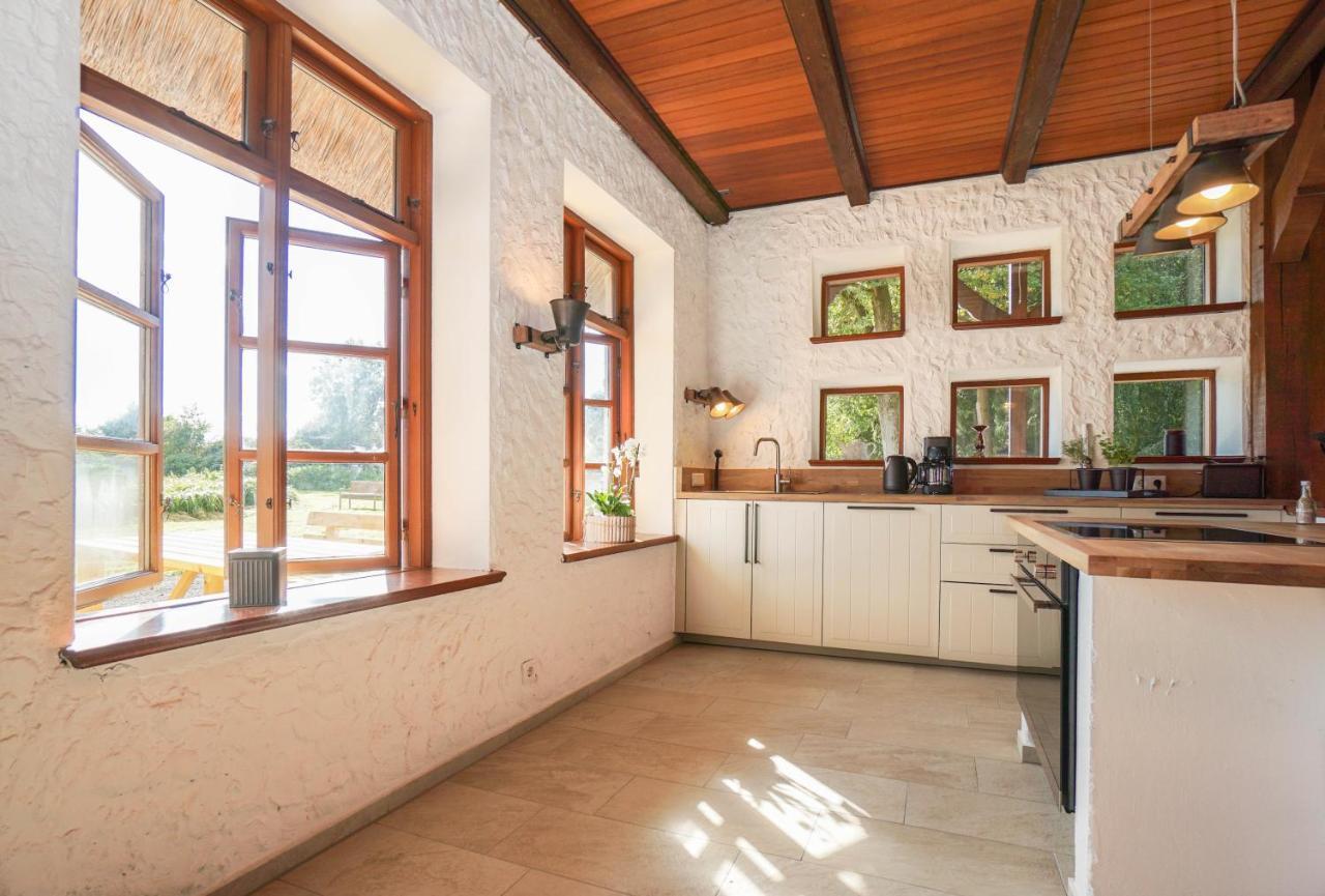 Ruhe Unter Reet-Haus Mit Sauna, Whirlpool Und Kamin Gnarrenburg Exteriör bild